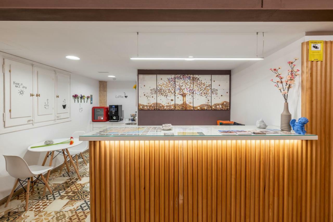 Hotel 977